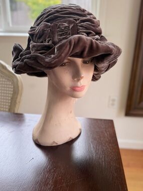 Grevi Velvet Cloche Hat in Chocolate Brown